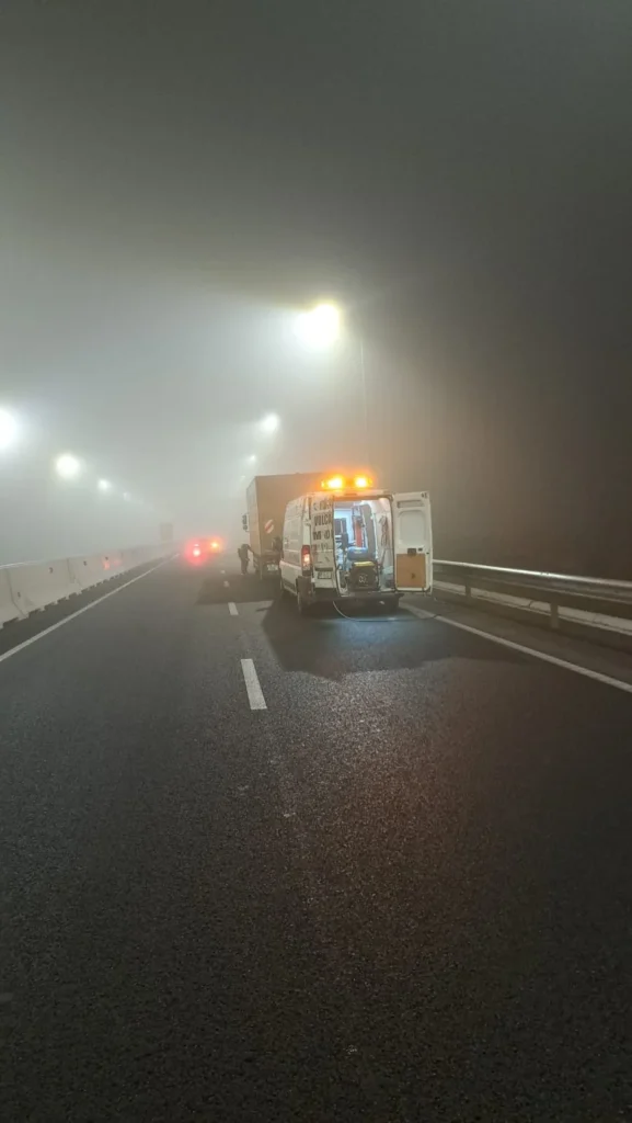Echipa Rotami efectuând o vulcanizare de urgență la un camion, intervenție non-stop pe timp de noapte cu sisteme de iluminare profesionale.