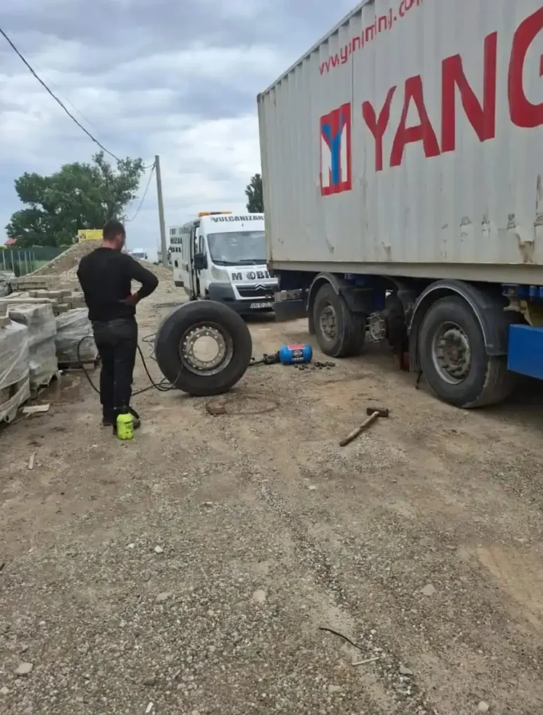 Unitate mobilă de vulcanizare intervenind pentru un vehicul pe un drum județean din Vrancea.