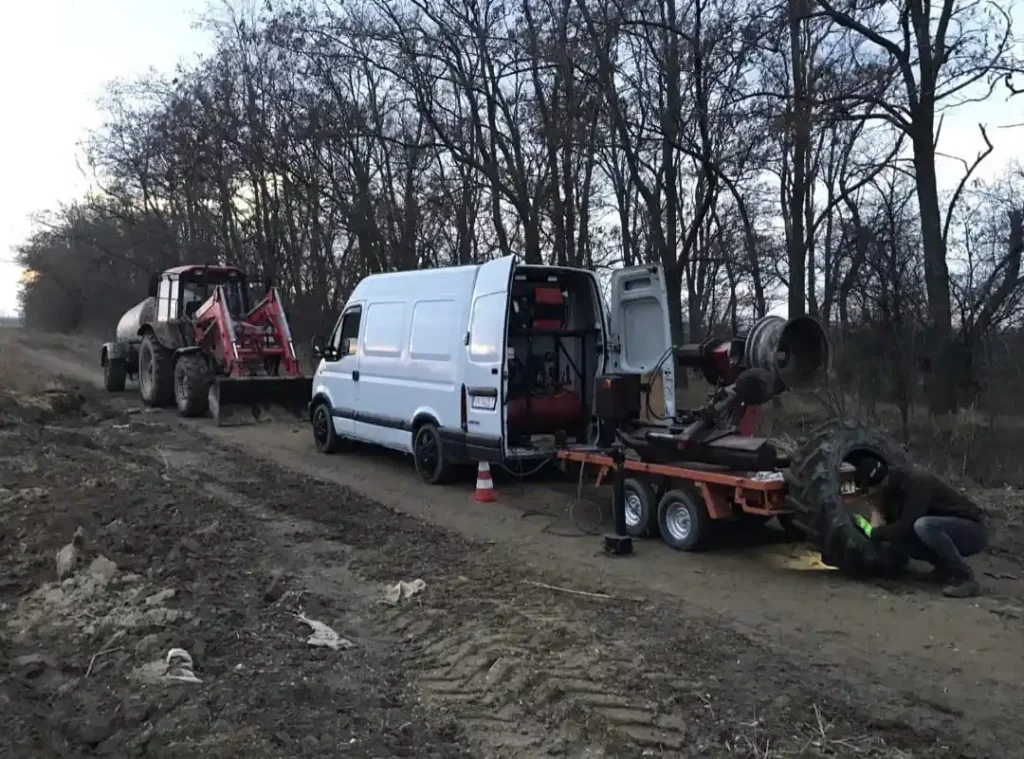 Autoutilitară de vulcanizare mobilă efectuând reparații la roțile unui utilaj în zona industrială din Focșani.