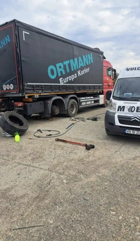 Autospecială de vulcanizare mobilă intervenind pentru un camion pe o șosea principală din județul Vrancea.