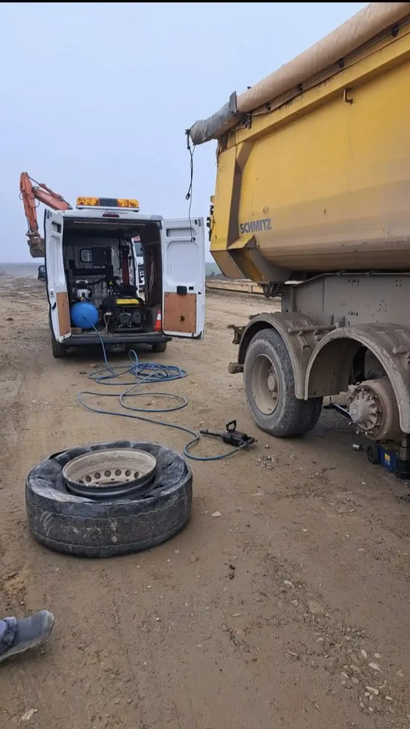 Autospecială de vulcanizare mobilă pregătită pentru intervenții non-stop la camioane pe drumurile din județul Vrancea.