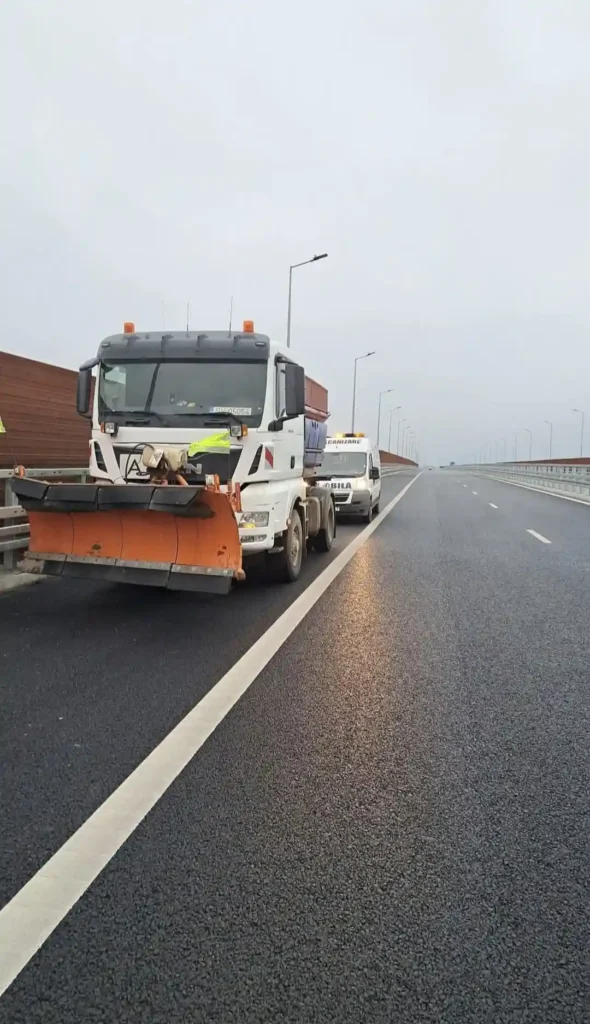 Autospecială efectuând vulcanizare la un camion oprit pe banda de urgență a Autostrăzii A7.